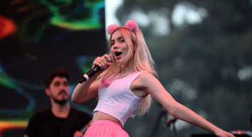 Dün hastanede bugün paritlerde! Aleyna Tilki hastaneden çıkar çıkmaz soyundu attığı sütyensiz poz yürek hoplattı