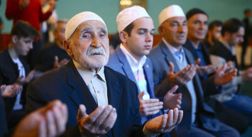 Dünyadaki Müslümanlar ramazan bayramı için saf tuttu!