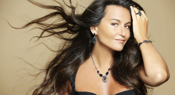 Eda Taşpınar ormanda çırılçıplak poz verdi sosyal medya yıkıldı! Yapraklarla vücudunu kapatan Taşpınar'a yorumlar gecikmedi