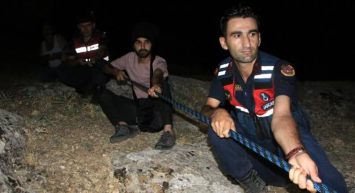 Elazığ’da Uçurumun Eşiğinde Kalan Kadın İçin Film Sahnelerini Aratmayan Bir Operasyon Düzenlendi