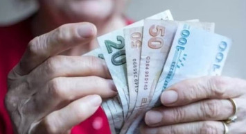 Emekli maaşı alanlar bu haber yüzünüzü güldürecek: Emekli maaşlarına ek 750 TL ödemeleri hesaplara yatmaya başladı