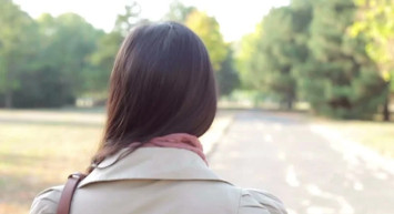 Endonezya'da Havalimanında Bir Kadın Önce Göğüslerini Açtı Sonra Masturbasyon yaptı