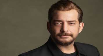 Enis Arıkan yaşça küçük genç oyuncuyla samimi pozları! İşte ortak yaptırdıkları o dövmenin anlamı...