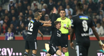 Erman Toroğlu, Beşiktaşlı futbolcuların Giresunspor maçında artistlik yaptığını söyledi. Taraftarlar kendisine tepki gösterdi