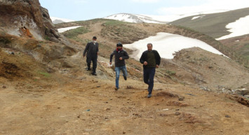 Erzurum'da Şifalı Suyu İçen Zıplıyor