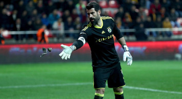 Eski Fenerbahçeli Volkan Demirel'e Atılan İlginç Yabancı Maddeler!