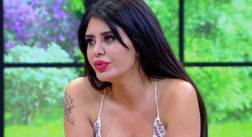 Eski hali merak edilen Ebru Polat Instagram hesabından yaptığı paylaşımla herkesi şoke etti! Sabah sabah yataktan üstsüz kalkan ünlü isim bir de poz verdi