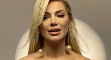 Estetikleriyle gündeme gelen Songül Karlı'dan cüretkar pozlar: Kalça estetiği sonrası süper minisiyle paylaştı!