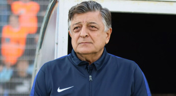 Yılmaz Vural çapkınlık turlarında! Evli ve üç çocuk babası olan Yılmaz Vural, iki sevgilisiyle Cihangir gecelerinin altını üstüne getirdi