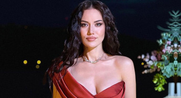 Fahriye Evcen bornozlu paylaşımı ile doğal güzelliğini konuşturdu! Paylaşımı ile kendine hayran bıraktı