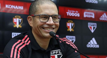 Fenerbahçe Efsanesi Alex de Souza Teknik Direktörlük Kariyerinde Daha Önce Yapılmamış Bir Şey Denedi!