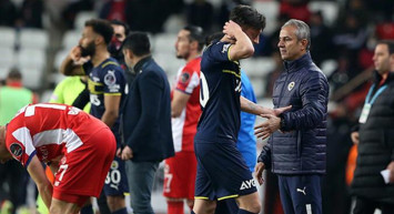 Fenerbahçe'de Mesut Özil Antalyaspor Maçında İsmail Kartal'a Tepki Gösterdi!