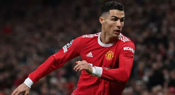 Fenerbahçe'nin eski yıldızı Robin van Persie, Cristiano Ronaldo'nun takımı Manchester United'da yardımcı antrenör olacak!