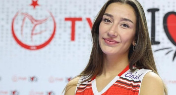 Filenin Sultanları'ndan Hande Baladın'ın cesur pozlarına beğeni yağdı: Derin bacak ve sırt dekoltesi dikkat çekti!