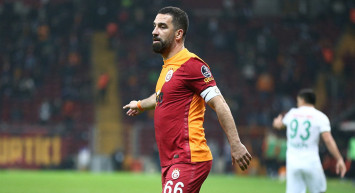 Galatasaray Kaptanı Arda Turan Tepki Çeken Göbeği Hakkında Konuştu