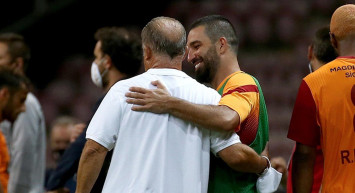 Galatasaray'da Kaptan Arda Turan Futbolu Bırakıyor!