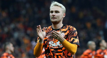 Galatasaraylı Victor Nelsson bu sezonu kötü geçirmelerinin nedeninin Domenec Torrent değil futbolcular olduğunu söyleyerek hocasını savundu