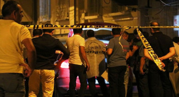 Gaziantep'te Evinin Damında Çay İçen Adam Saçmaların Hedefi Oldu