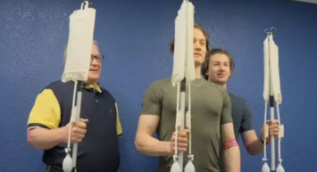 Gençleşmek için 17 yaşındaki oğlunu kullandı: Sosyal medya bu adamı konuşuyor