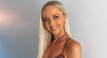 Giydiği kıyafetler müstehcen bulunduğu için işten kovuldu! Ardından öyle bir fotoğraf paylaştı ki servet kazanıyor