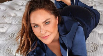 Giyinmeye fırsat bulamayan Hülya Avşar sahnede olay yarattı! Ünlü sanatçının o halleri erkekleri büyüledi