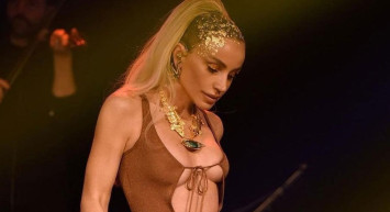 Gülşen derin yırtmaçlı kostümüyle büyüledi! Nesrin Cavadzade ile karşılıklı dans edince olanlar oldu...