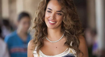 Güzel oyuncu Seda Bakan'ın kombini olay oldu: Pantolonun arkasındaki detayı fark eden bir daha baktı!