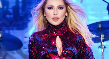 Hadise paylaştığı gibi sildi! Fotoğraftaki o detay dikkatlerden kaçmadı