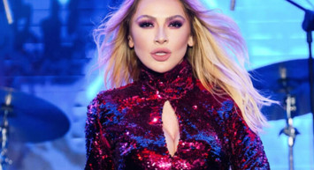 Hadise'den beğeni toplayan paylaşım: Yatakta üstsüz pozlarına yorum yağdı!