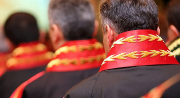 Hakim eş değiştirmek için kızını kullandı