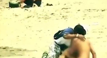 Halk plajında bikinisini çıkardı! Erkeklerin tepkilerini kayda aldı... O görüntüler sosyal medyada olay oldu