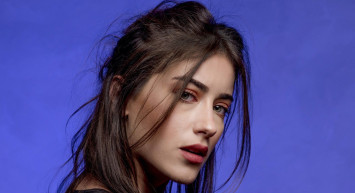 Hazal Kaya'nın acı kaybı! Ünlü oyuncu duyurdu: Ağlıyorum...