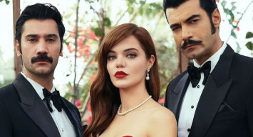 Hilal Altınbilek Kırmızı Bikinisiyle Plajın Yıldızı Oldu!