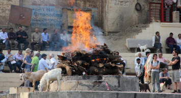 Hindistan'da dehşete düşüren anlar: Öldü zannedilen yaşlı kadın yakılmak üzereyken canlandı! ''Gözlerini açınca korktuk''