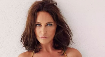 59 yaşındaki Hülya Avşar’dan gençlere taş çıkartacak pozlar: ‘Alev aldı buralar’