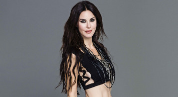 İç çamaşırına benzer bir kıyafet giyen Defne Samyeli'nin sahnedeki transparan şovu sosyal medyaya bomba gibi düştü