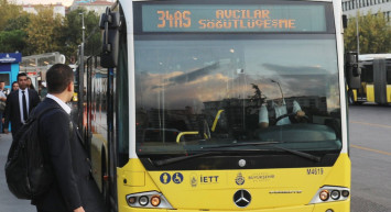 İstanbul'da Bir Metrobüste Uyardığı Kişi Gözünü Çıkarttı