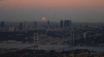 İstanbul'da eşsiz dolunay görüntüsü fotoğraflandı: İşte o anlar...