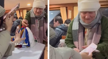 İyi insanlar hala var! Bir turist örgü lif satan yaşlı kadına 75 lira yerine 1750 lira ödeyince... O anlar viral oldu!