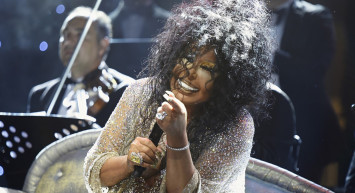 İzmir'de Bülent Ersoy'a Benzemek İçin 5 Yılda 10 Ameliyat Olan Suat Su