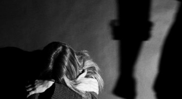 İzmir’de Korkunç Cinayet: Sevgilisinin Boğazını Keserek Öldürdü!