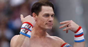 John Cena sahneye çıplak çıktı: Konuşma yapacakken üstüne perde giydirildi!