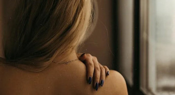 Kadın Cinayeti İşlenmeyen Şehirde Erkeklere Karanfil Dağıtıldı