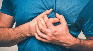 Kalp krizi geçirmeden 1 ay önce vücudunuz haber veriyor