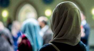 Kanada'da bir öğretmen başörtüsü taktığı gerekçesiyle öğretmenlikten alındı!