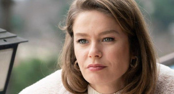 Karnını açık bıraktı: Davette hamilelik tarzıyla dikkat çekti!