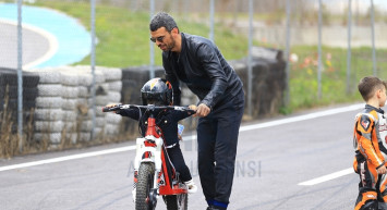 Kenan Sofuoğlu’nun yarışa hazırladığı 4 yaşındaki oğlu kaza yaptı