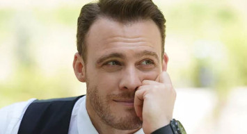 Kerem Bürsin aşk orucunu İspanya'da bozdu: Dünyaca ünlü 2 çocuklu oyuncuyla beraber!