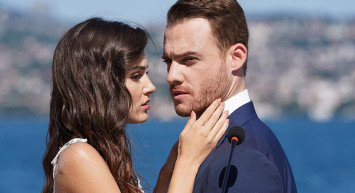 Kerem Bursin ve Hande Erçel'den Plaj Pozları! Şimdi De Bu Moda Oldu