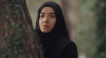 Kızıl Goncalar dizisinin Müyesser'inin gerçek hali şaşırttı: Asiye Dinçsoy başörtüsüz haliyle bambaşka biri!